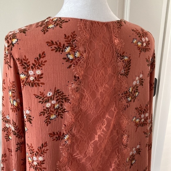 LC Lauren Conrad medium top floral bell sleeves lace v-neck - Picture 8 of 13